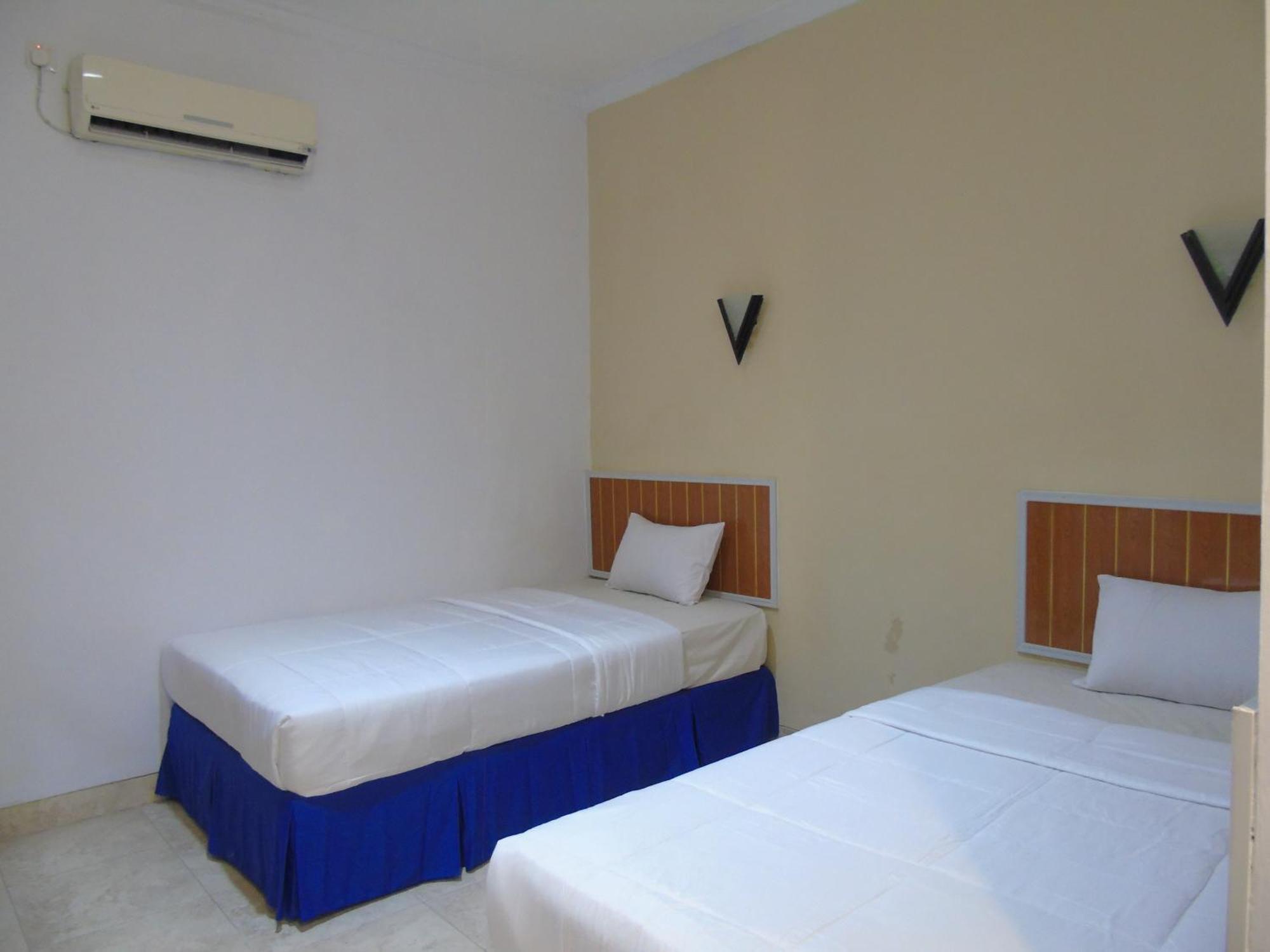 Hotel Permata Zamrud Сиребон Стая снимка