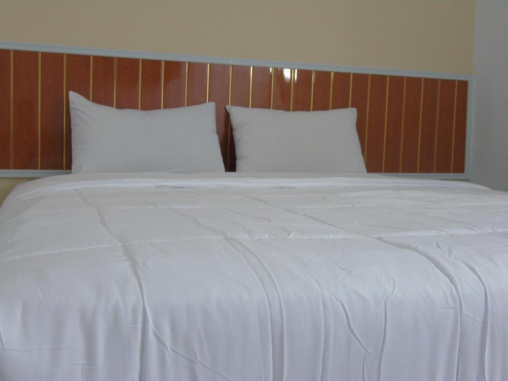 Hotel Permata Zamrud Сиребон Стая снимка