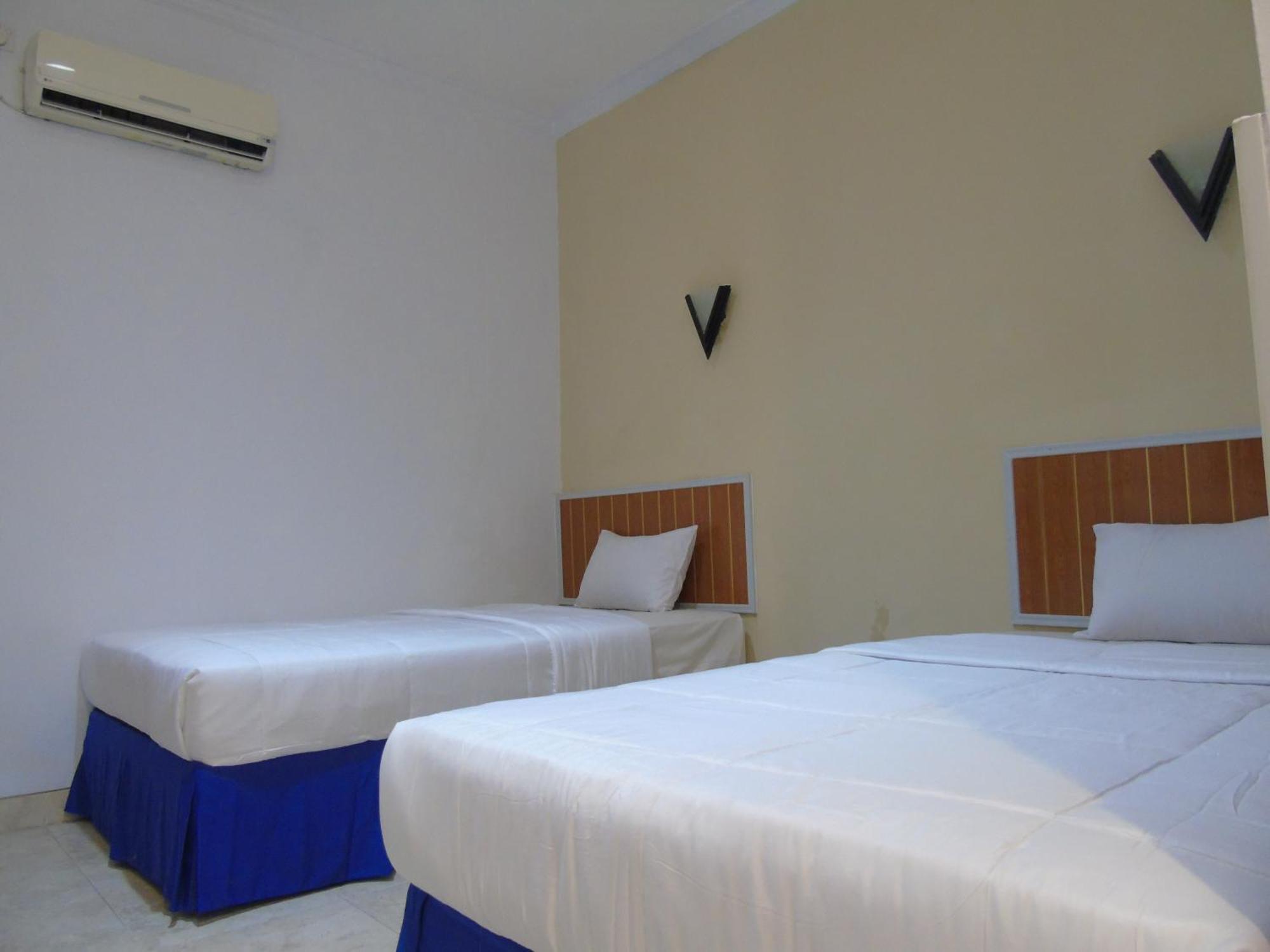 Hotel Permata Zamrud Сиребон Стая снимка