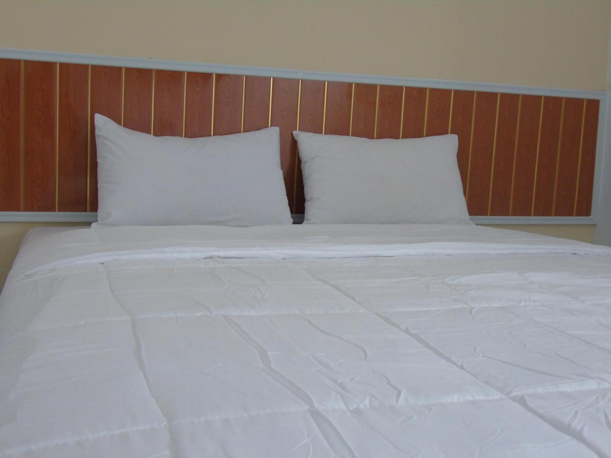 Hotel Permata Zamrud Сиребон Стая снимка