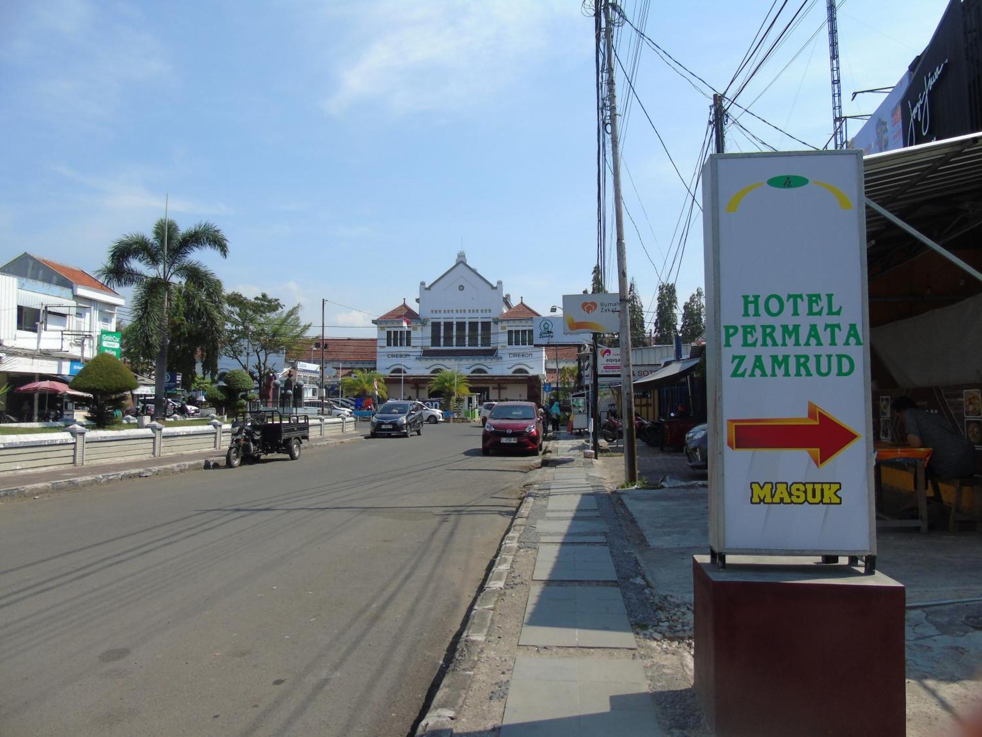 Hotel Permata Zamrud Сиребон Екстериор снимка