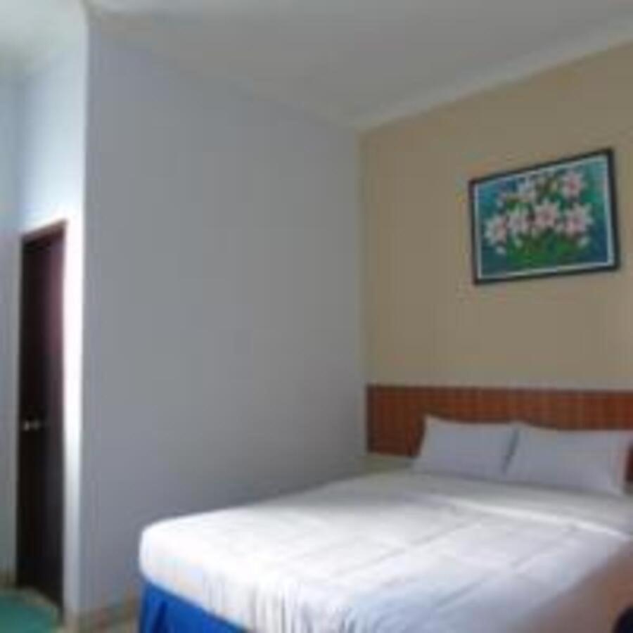 Hotel Permata Zamrud Сиребон Екстериор снимка